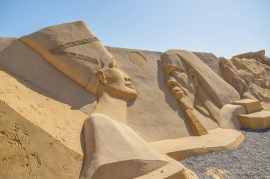 24 Ekim 2021, HURAGADA, Kızıldeniz Valiliği, EGYPT kum heykelleri olan bir kum şehri. Hurghada 'da gezintiler. Kum figürleri. Antik Roma sakinlerinin yaşamından bir sahne..