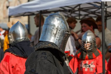 Şövalyelik savaşlarının tarihsel restorasyonu. Yaz ortaçağ festivali. Eski kalede şövalye savaşlarıyla birlikte ortaçağ kültürünün festivali..