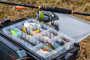 Balık tutmak için yem ve ekipman dolu büyük bir balıkçı çantası. Balık yemi ve aksesuarlar. Balık avı. Balık yemi takımı..