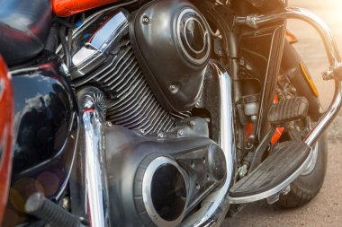 Motosiklet motoru kapanıyor. Krom motor parçaları. Pürüzsüz detaylar.