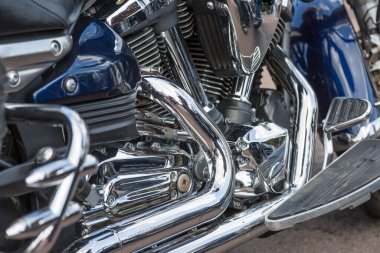 Motosiklet motoru kapanıyor. Krom motor parçaları. Pürüzsüz detaylar.