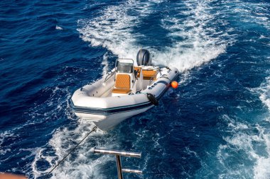 Kızıldeniz fotoğraf dalgalar ve kesici ile.