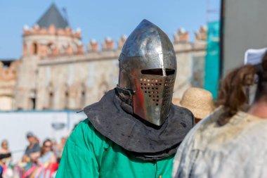 Şövalyelik savaşlarının tarihsel restorasyonu. Yaz ortaçağ festivali. Eski kalede şövalye savaşlarıyla birlikte ortaçağ kültürünün festivali..