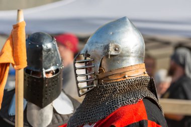 Şövalyelik savaşlarının tarihsel restorasyonu. Yaz ortaçağ festivali. Eski kalede şövalye savaşlarıyla birlikte ortaçağ kültürünün festivali..