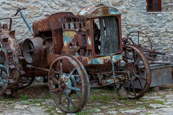 Vintage Kerekes Traktor Retro Mezőgazdasági Gép Vidéken Egy Ősi Jármű — Stock Fotó