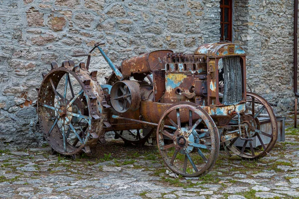 Klasyczny Traktor Kołowy Retro Maszyna Uprawy Wsi Starożytny Pojazd Orania — Zdjęcie stockowe