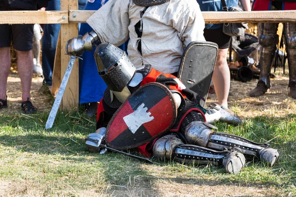 騎士の歴史的な回復が戦う 中世の夏祭り 騎士の戦いと古い要塞の中世文化の祭り — ストック写真