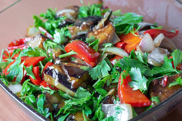 健康食品の概念 菜食主義 ズッキーニ 玉ねぎ コショウ トマトと野菜サラダを焼きます ストック画像