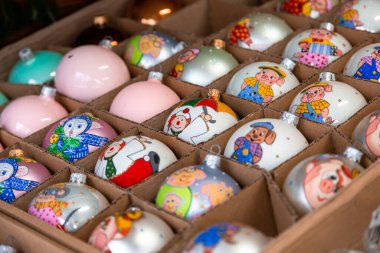 Old Town 'da Avrupa Noel marketi tezgahı. Renkli Noel süslemeleri, turistlerin sezonluk fuarlarda en popüler hediyelerindendir..