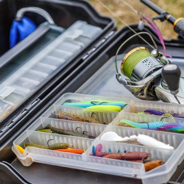 Balık tutmak için yem ve ekipman dolu büyük bir balıkçı çantası. Balık yemi ve aksesuarlar. Balık avı. Balık yemi takımı..