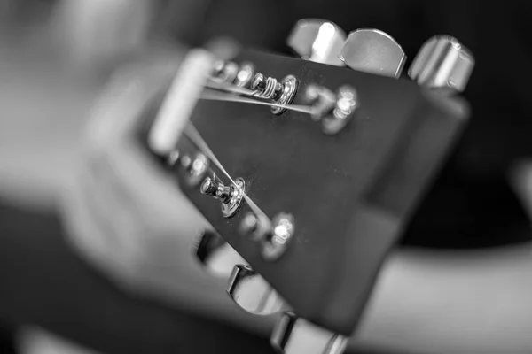 Mãos Masculinas Tocando Guitarra Acústica Close Guitarra Acústica Com Uma — Fotografia de Stock
