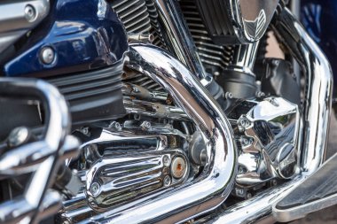 Motosiklet motoru kapanıyor. Krom motor parçaları. Pürüzsüz detaylar.
