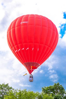 Ukrayna. Podolsky Taşı. 21 Mayıs 2021 Mavi gökyüzünde balon.