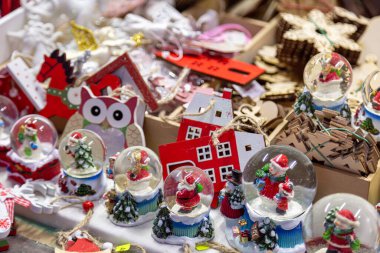 Old Town 'da Avrupa Noel marketi tezgahı. Renkli Noel süslemeleri, turistlerin sezonluk fuarlarda en popüler hediyelerindendir..