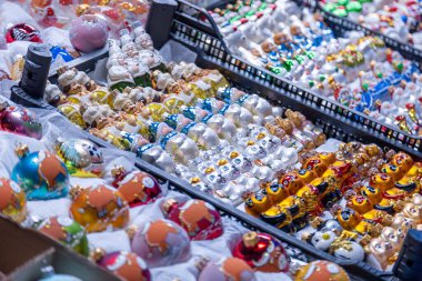 Old Town 'da Avrupa Noel marketi tezgahı. Renkli Noel süslemeleri, turistlerin sezonluk fuarlarda en popüler hediyelerindendir..