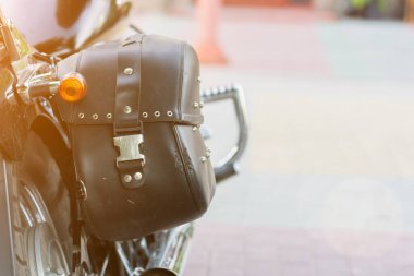 Motosiklet motoru kapanıyor. Krom motor parçaları. Pürüzsüz detaylar.