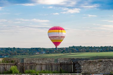 Ukrayna. Podolsky Taşı. 21 Mayıs 2021 Mavi gökyüzünde balon.