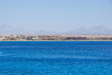  Hurghada, Mısır. - Evet. Binalar, yüzme havuzları ve Kızıl Deniz kıyısında bir dinlenme alanı.. 