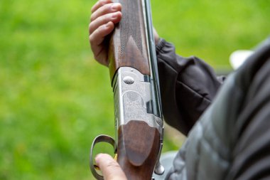 Ukrayna. Kyiv. 22 Eylül 2022 Skeet Atıcılık. Güneşli bir günde açık hava atış poligonunda tek başına, eğitimli, kendinden emin ve yetenekli, deneyimli bir adam. Atış ve Silahlar.