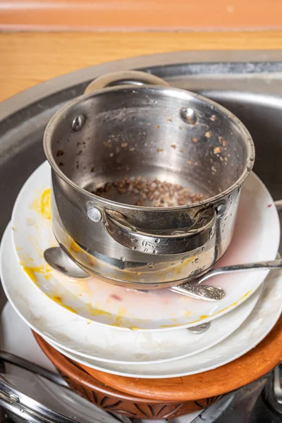 Tumpukan Tak Tercuci Piring Kotor Wastafel Kekacauan Dapur Kotor Kitchenware — Stok Foto