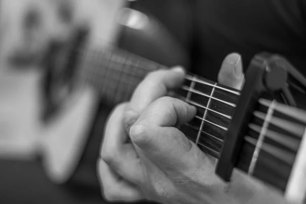 Manliga Händer Spelar Akustisk Gitarr Närbild Akustisk Gitarr Med Vacker — Stockfoto