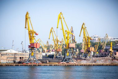 Odessa, Ukrayna - 08.21. 2019: Odessa limanının manzarası. Limanın en büyük rıhtımındaki vinç ve konteyner gemilerinin görüntüsü .