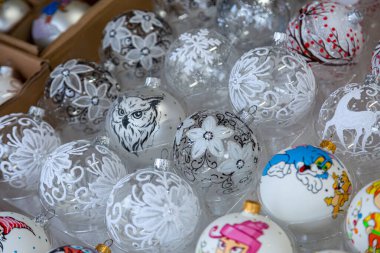 Old Town 'da Avrupa Noel marketi tezgahı. Renkli Noel süslemeleri, turistlerin sezonluk fuarlarda en popüler hediyelerindendir..