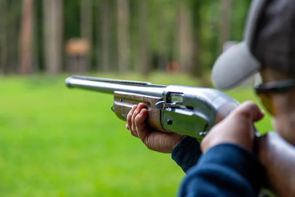 Skeet Shooting Muž Střílí Terč Venkovní Střelnici Slunečného Dne Trénink — Stock fotografie