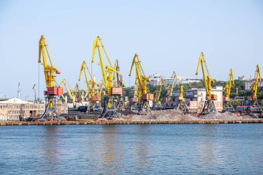 Odessa, Ukrayna - 08.21. 2019: Odessa limanının manzarası. Limanın en büyük rıhtımındaki vinç ve konteyner gemilerinin görüntüsü .