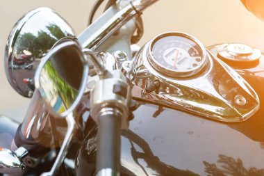 Motosiklet motoru kapanıyor. Krom motor parçaları. Pürüzsüz detaylar.