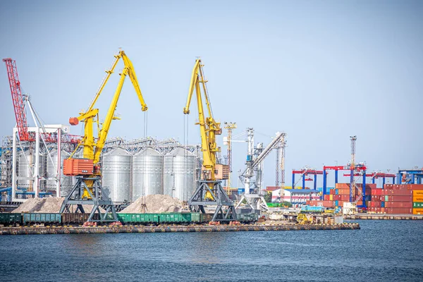 ウクライナのオデッサ 2019年 オデッサ海港の眺め 港内最大のドックでの港クレーンやコンテナ船の眺め ロイヤリティフリーのストック画像