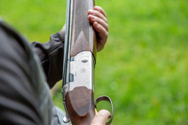 Ukrayna. Kyiv. 22 Eylül 2022 Beretta Double Barrel Shotgun Close UpSkeet Shooting. Güneşli bir günde açık hava atış poligonunda tek başına, eğitimli, kendinden emin ve yetenekli, deneyimli bir adam. Atış ve Silahlar.