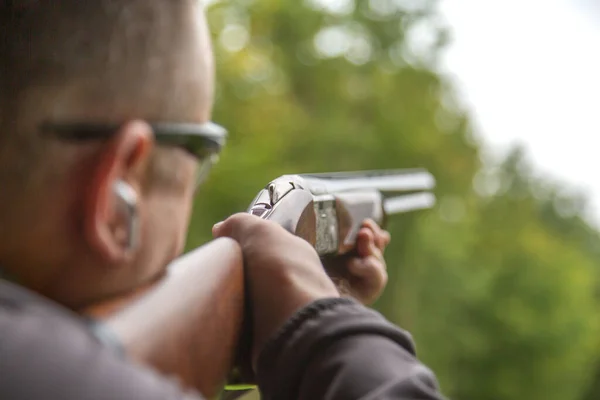 日当たりの良い日に屋外射撃場での標的射撃の男 トレーニングだけで 自信と熟練 銃撃と銃 — ストック写真