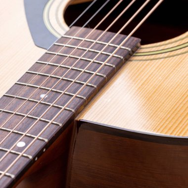 Klasik gitar, yakın çekim. Ahşap arka planda akustik gitar. Müzik aleti konsepti.