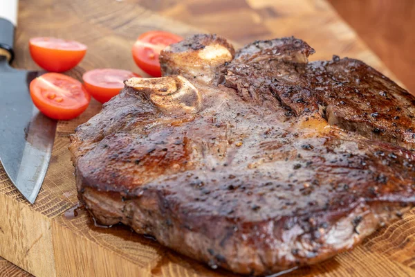 Steak Řezací Desce Bylinkami Kořením Grilovaný Hovězí Svíčkový Steak Dřevěné — Stock fotografie