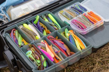 Balıkçılık takımları ve balık avlama yemi kutuda. Klasik Renkli Balık yemi, Güzel Arkaplan dijital görüntüsü. Gün batımında gölde balık avı. Arka planda balık avlamak. Bası döndürmek için balık tutmak.