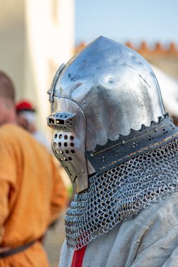 Şövalyelik savaşlarının tarihsel restorasyonu. Yaz ortaçağ festivali. Eski kalede şövalye savaşlarıyla birlikte ortaçağ kültürünün festivali..