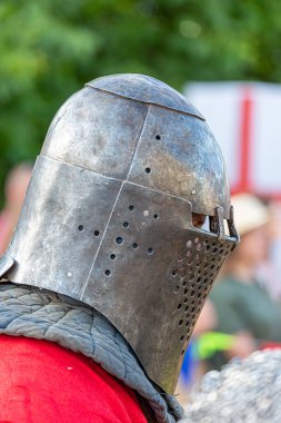 Şövalyelik savaşlarının tarihsel restorasyonu. Yaz ortaçağ festivali. Eski kalede şövalye savaşlarıyla birlikte ortaçağ kültürünün festivali..