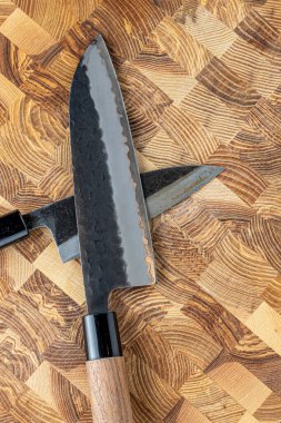 Japon prim bıçakları bırakıldı. Şam çeliği desenli. Şam çelik desenli bir arka plan..