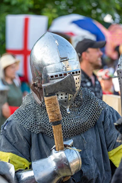 Şövalyelik Savaşlarının Tarihsel Restorasyonu Yaz Ortaçağ Festivali Eski Kalede Şövalye — Stok fotoğraf