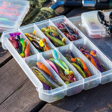 Balıkçılık takımları ve balık avlama yemi kutuda. Klasik Renkli Balık yemi, Güzel Arkaplan dijital görüntüsü. Gün batımında gölde balık avı. Arka planda balık avlamak. Bası döndürmek için balık tutmak.