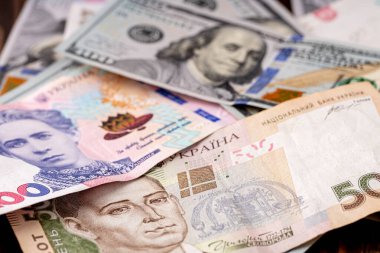 ABD 'nin dolar banknotları. Amerikan doları. ABD ve Ukrayna 'nın parası.