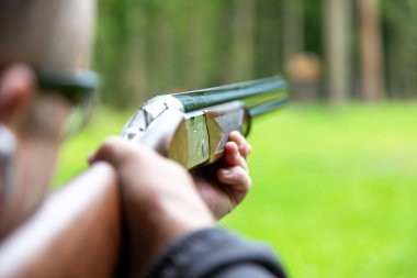 Ukrayna. Kyiv. 22 Eylül 2022 Beretta Double Barrel Shotgun Close UpSkeet Shooting. Güneşli bir günde açık hava atış poligonunda tek başına, eğitimli, kendinden emin ve yetenekli, deneyimli bir adam. Atış ve Silahlar.