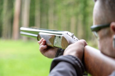 Ukrayna. Kyiv. 22 Eylül 2022 Beretta Double Barrel Shotgun Close UpSkeet Shooting. Güneşli bir günde açık hava atış poligonunda tek başına, eğitimli, kendinden emin ve yetenekli, deneyimli bir adam. Atış ve Silahlar.