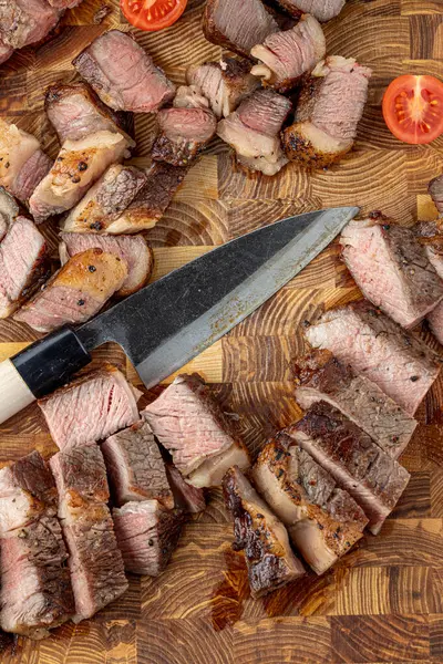 ハーブやスパイスの入ったまな板の上にステーキ 焼き野菜の入った板の上に牛ヒレ肉のステーキ Filet Mignonのレシピコンセプト 選択的フォーカス — ストック写真