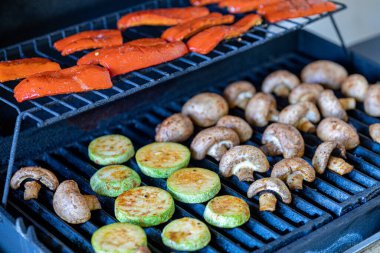 Izgarada kızartılmış sebzelerin arka planı. Sağlıklı gıda konsepti, vejetaryen yemeği..