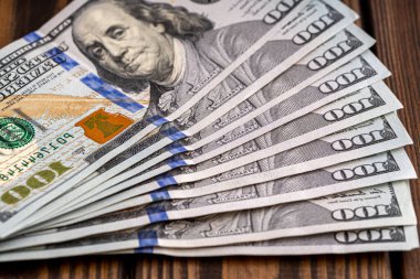 Para, Amerikan dolarları. Para masaya saçıldı..