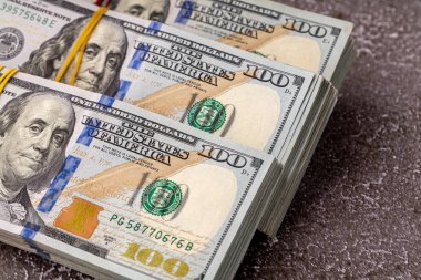 Para, Amerikan dolarları. Para masaya saçıldı..