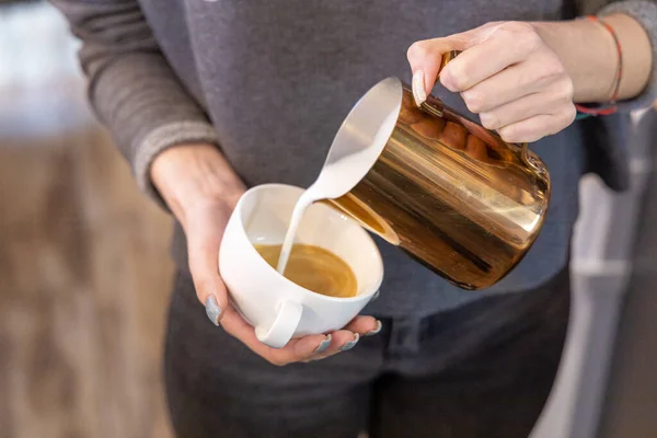 Кофейный Сервис Бариста Придумал Женщины Помощью Кофемашины Заваривают Кофе Кафе — стоковое фото