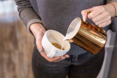 Kahve servisi konsepti. Barista kadınları kafede kahve yapmak için kahve makinesi kullanıyor.